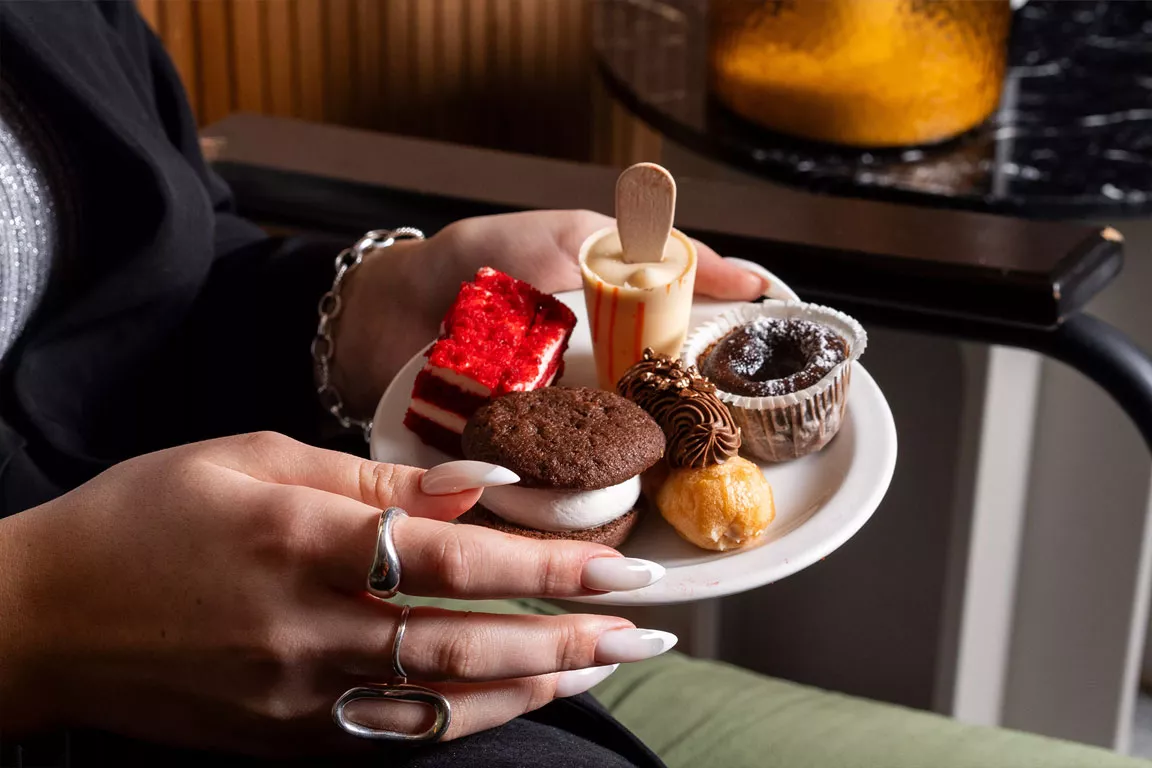 טעימות השף צלחת קינוחים אישית עם מבחר מיני מתוקים בהגשה אלגנטית