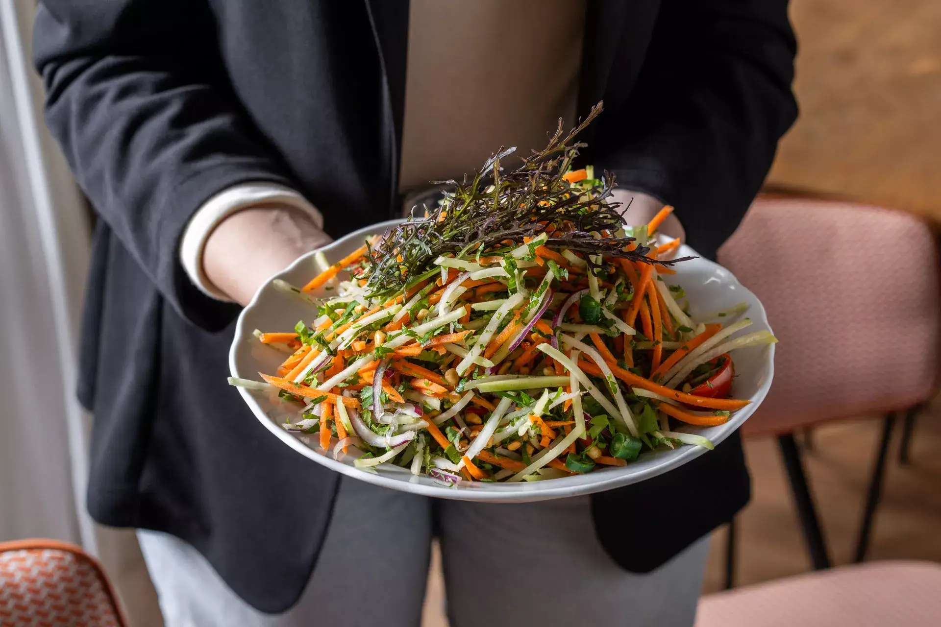 סלט שורשים (הצלחת המוחזקת בידיים)