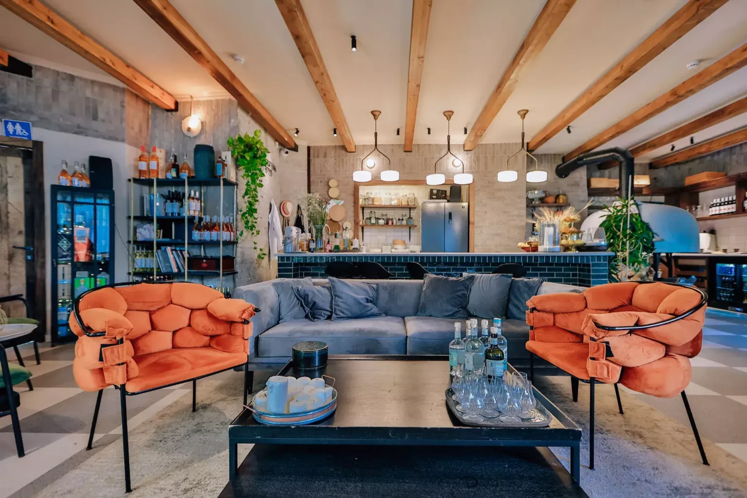 אירוח אזור סלון ובר משקאות בחלל אירוח מעוצב בסגנון חמים