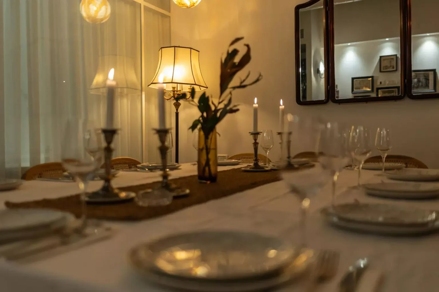 נרות דולקים וסידור שולחן אינטימי לאירוע ערב בבית השף