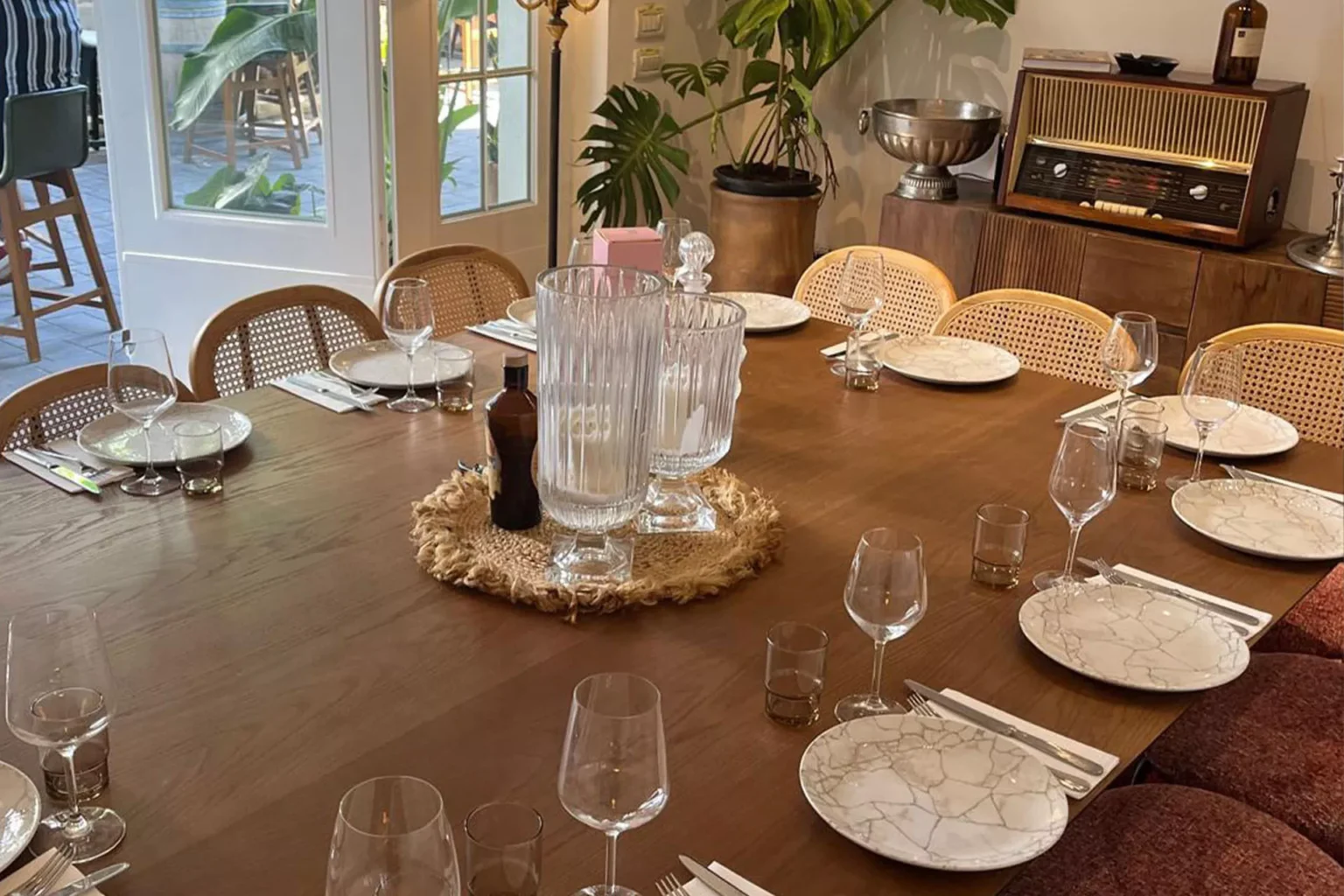 תקריב שולחן אירוח עם כלי אוכל ונרות בבית השף