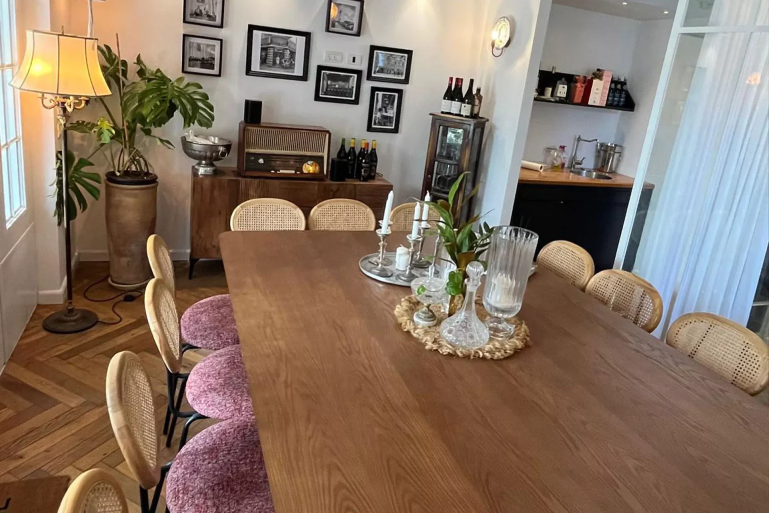 שולחן עץ ארוך ערוך לאירוע עם כלי אוכל ועיצוב מרכזי